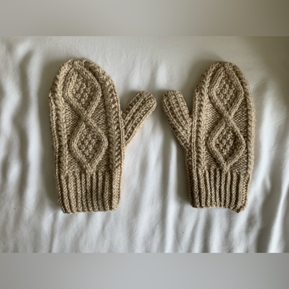 Mittens - Picture 2 of 4